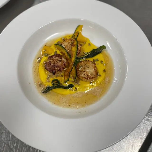 Seared scallops in saffron beurre blanc